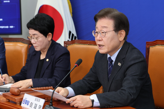 이재명 더불어민주당 대표가 10일 오전 서울 여의도 국회에서 열린 최고위원회의에서 발언하고 있다.<연합뉴스>